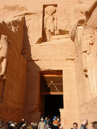 Tempel mit Touristen Fotos