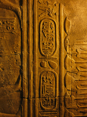 Hyroglyphen im Horustempel Foto 