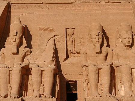 Tempel mit Touristen Foto 