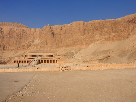 Eingang zum Tempel mit Berg Fotos